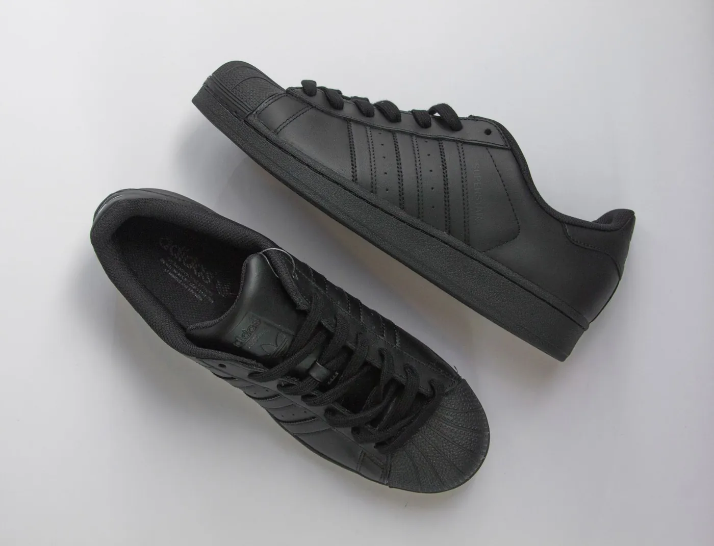 adidas Superstar 'Core Black', צילום אווירה