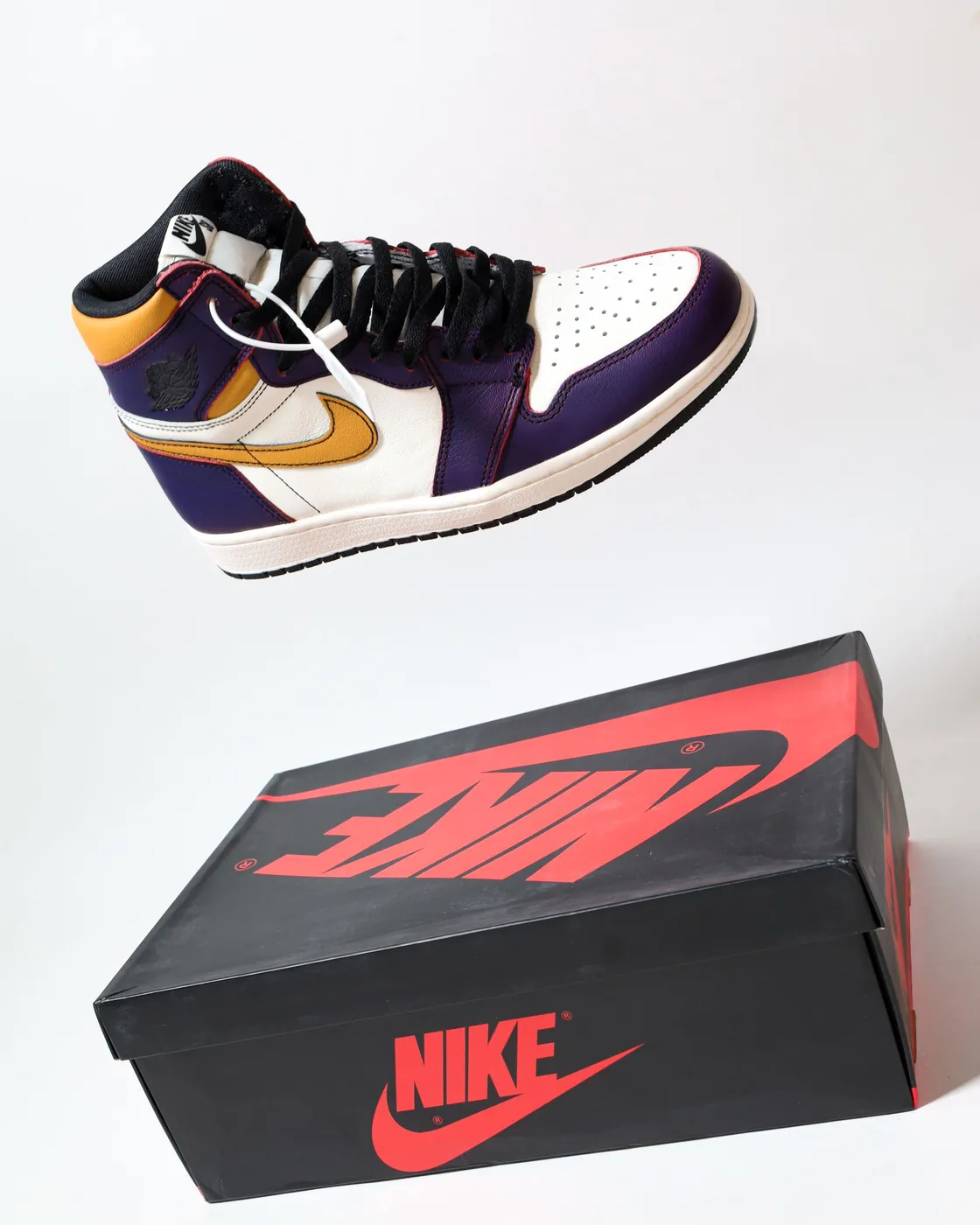 Jordan Air Jordan 1 Retro High OG 'Court Purple', צילום אווירה