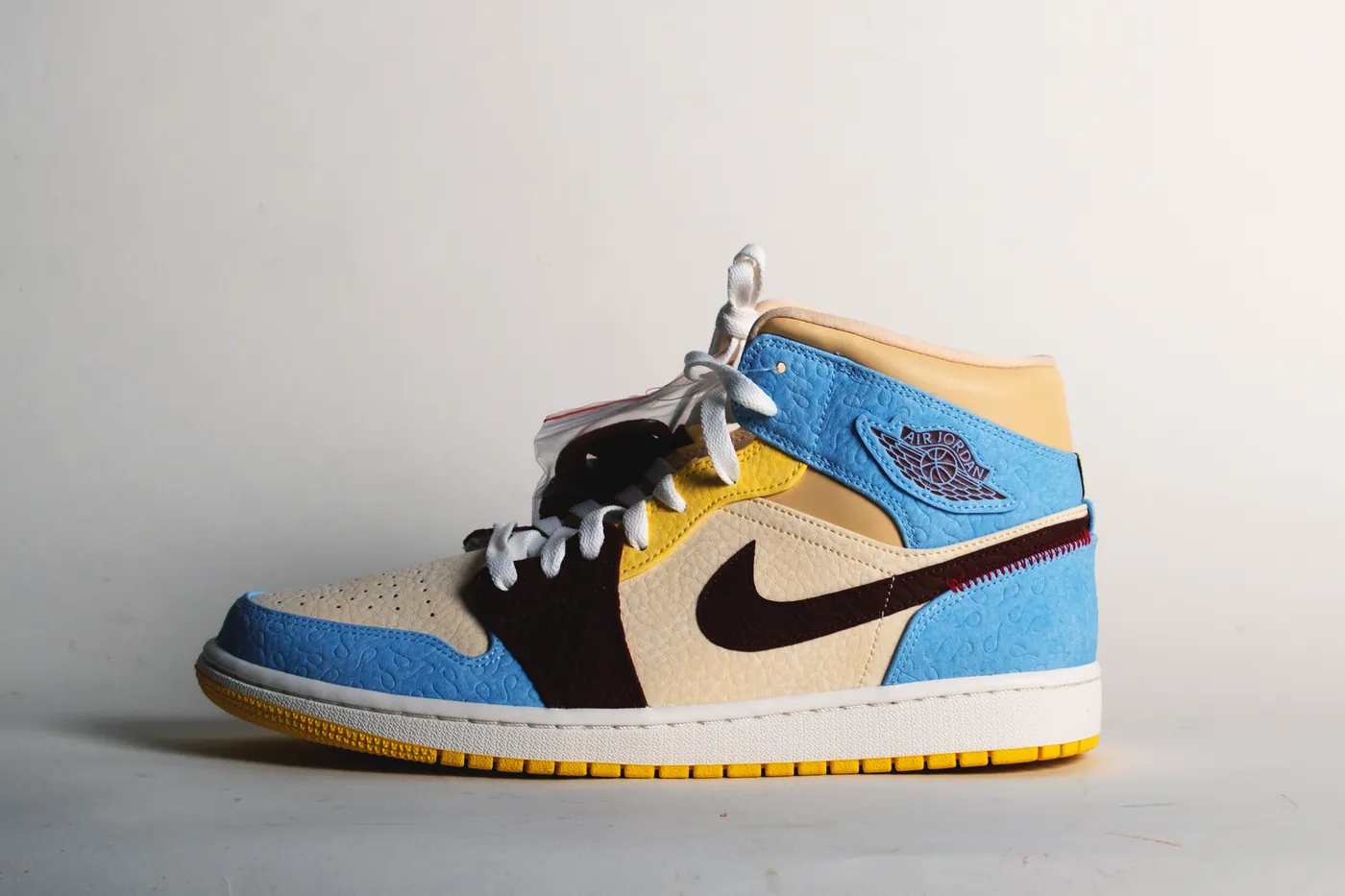 Jordan Air Jordan 1 Mid SE GS 'Fearless', צילום אווירה