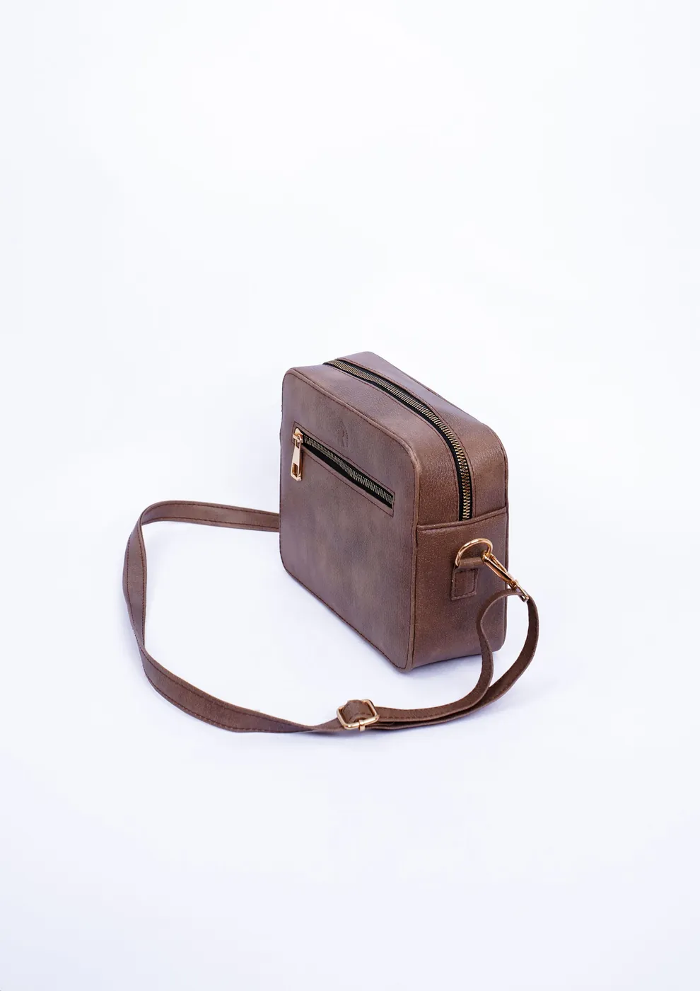 lilo kix Crossbody Mocha, צילום אווירה