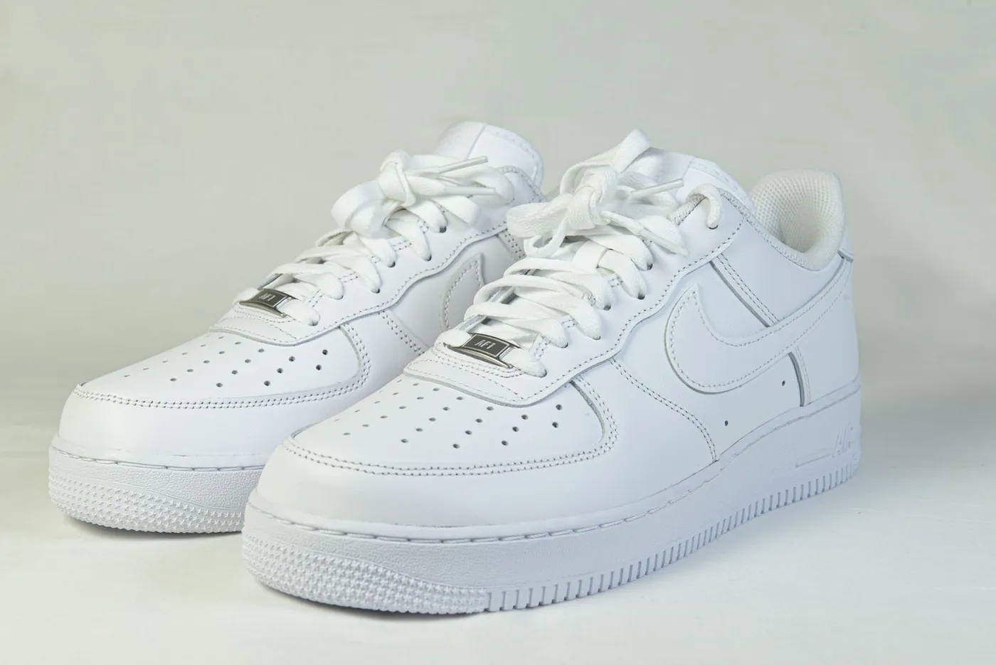 Nike Air Force 1 '07 GS 'Triple White', צילום אווירה