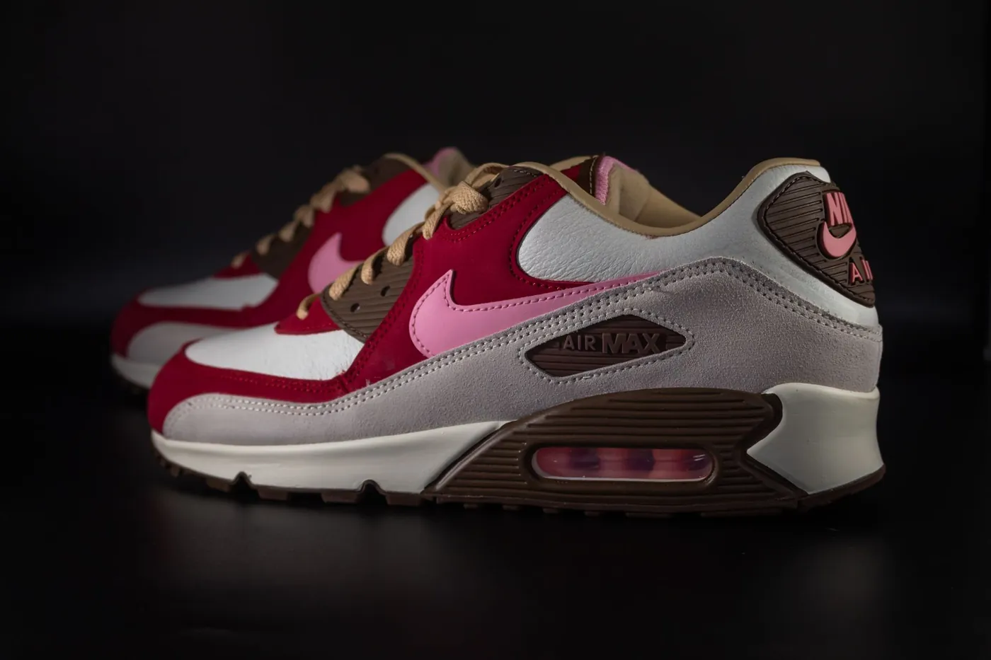 Nike Air Max 90 'Bacon', צילום אווירה