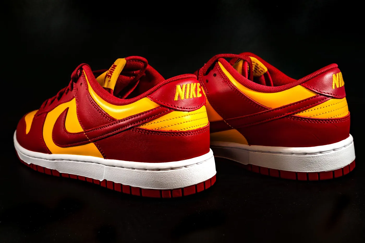 Nike Dunk Low 'Midas Gold', צילום אווירה