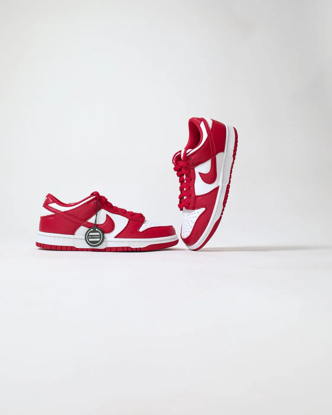 Nike Dunk Low 'University Red', צילום אווירה