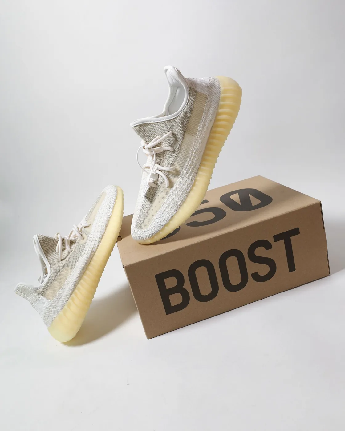adidas Yeezy Boost 350 V2 'Cream White', צילום אווירה