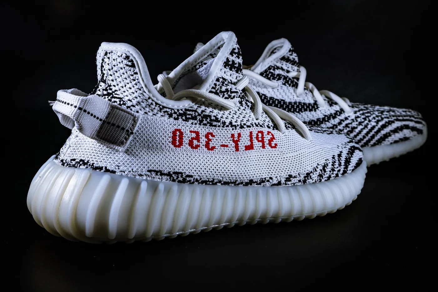 adidas Yeezy Boost 350 V2 'Zebra', צילום אווירה